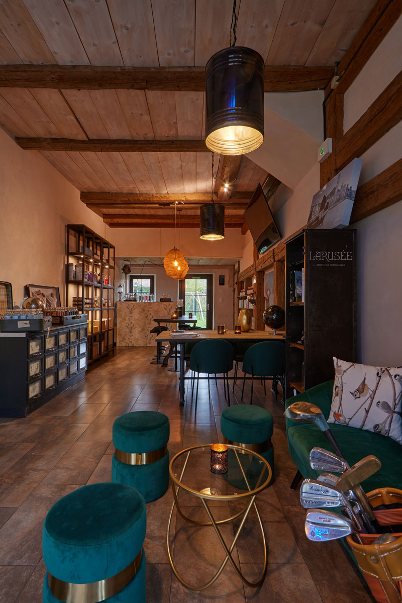 Vue de la boutique de la distillerie Larusée à Fenin
